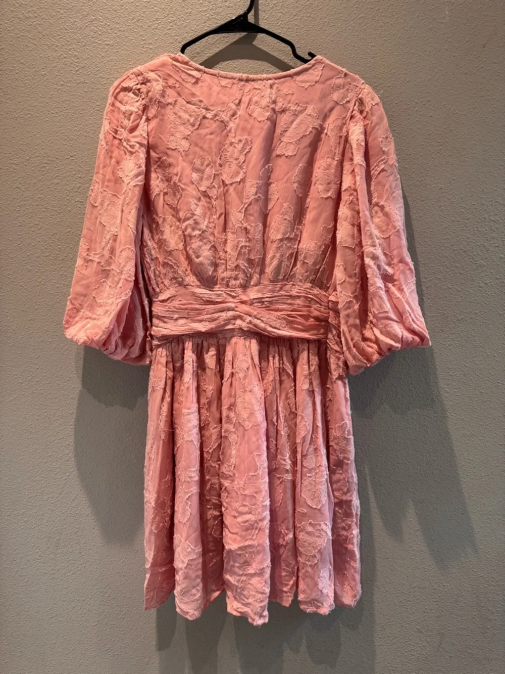 CIEBON Dusty Pink Textured V-Neck Dress - Picture 6 of 10